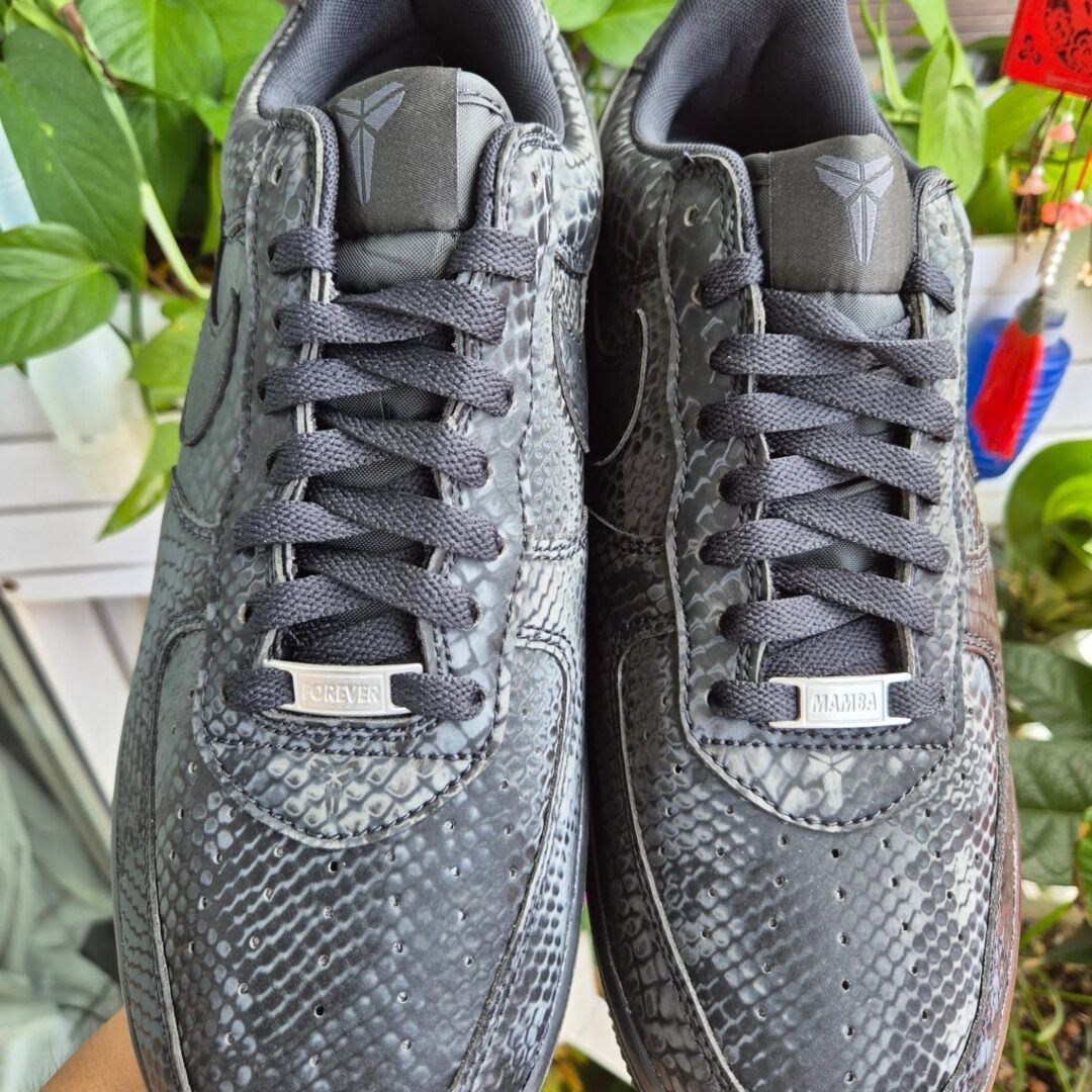 【2026年 春 発売予定】Kobe Bryant Forever × NIKE AIR FORCE 1 LOW QS “Triple Black” (コービー・ブライアント ナイキ エア フォース 1 ロー レトロ “トリプルブラック”) [IB0018-003]