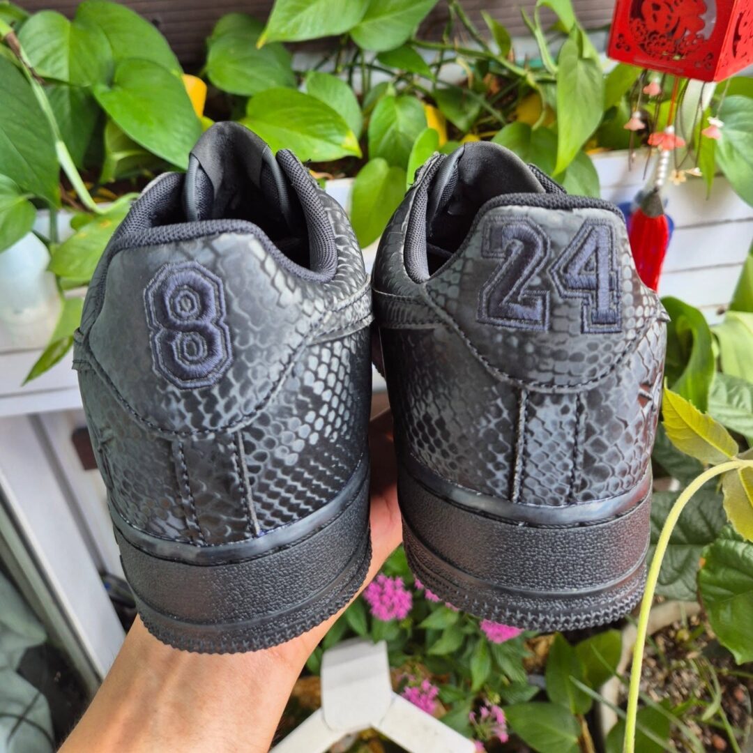 【2026年 春 発売予定】Kobe Bryant Forever × NIKE AIR FORCE 1 LOW QS “Triple Black” (コービー・ブライアント ナイキ エア フォース 1 ロー レトロ “トリプルブラック”) [IB0018-003]