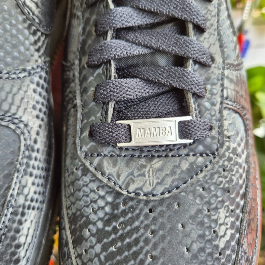 【2026年 春 発売予定】Kobe Bryant Forever × NIKE AIR FORCE 1 LOW QS “Triple Black” (コービー・ブライアント ナイキ エア フォース 1 ロー レトロ “トリプルブラック”) [IB0018-003]