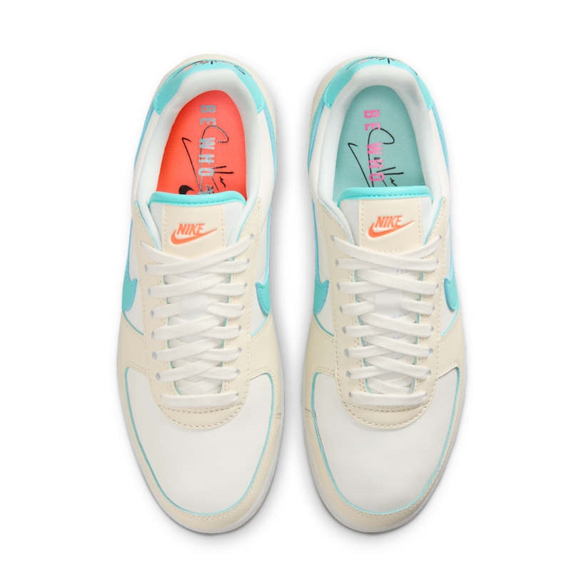 【2025年 7月 発売予定】Sam Kerr x NIKE W FIELD GENERAL 82 PREMIUM “Be Who You Are” (サム・カー ナイキ フィールド ジェネラル 82 “ビー・フー・ユー・アー”) [IH3636-113]