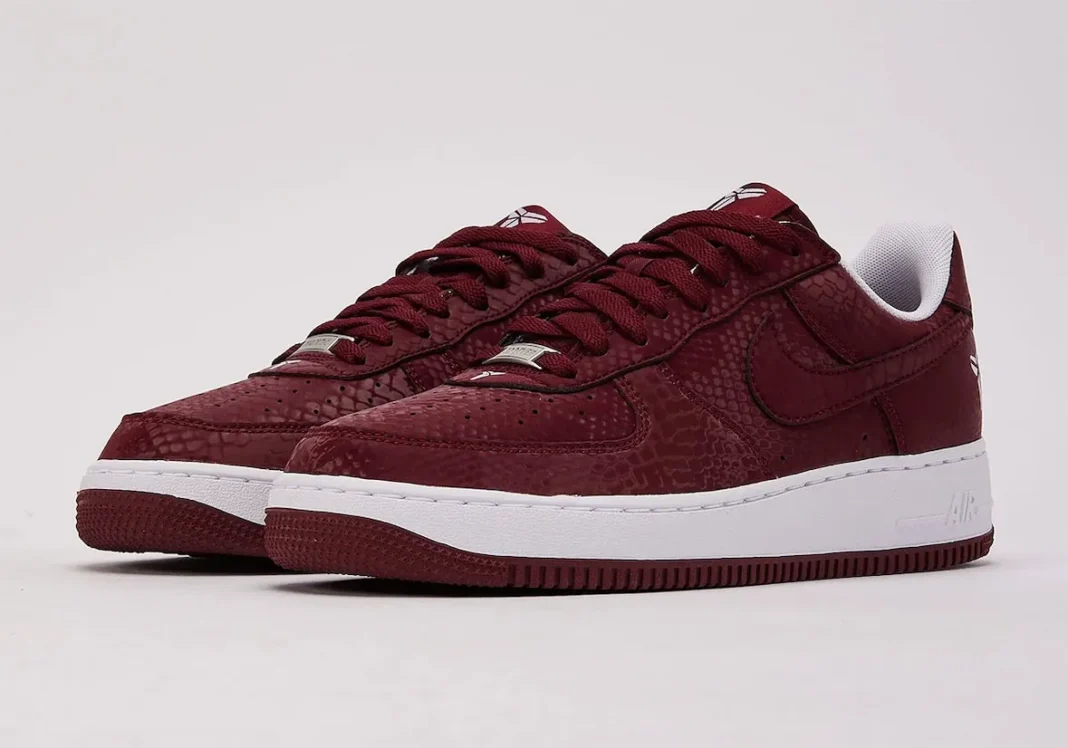 【2026年 3/23 発売】Kobe Bryant Forever × NIKE AIR FORCE 1 LOW QS “White/Team Red” (コービー・ブライアント ナイキ エア フォース 1 ロー レトロ “ホワイト/チームレッド”) [IB0018-101/IB0018-600]