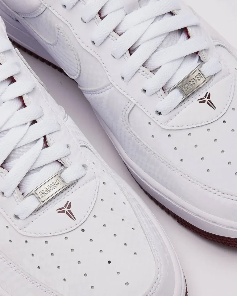 【2026年 3/23 発売】Kobe Bryant Forever × NIKE AIR FORCE 1 LOW QS “White/Team Red” (コービー・ブライアント ナイキ エア フォース 1 ロー レトロ “ホワイト/チームレッド”) [IB0018-101/IB0018-600]