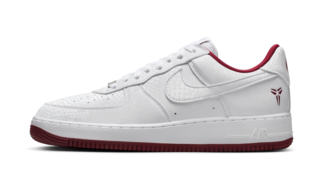 【2026年 3/23 発売】Kobe Bryant Forever × NIKE AIR FORCE 1 LOW QS “White/Team Red” (コービー・ブライアント ナイキ エア フォース 1 ロー レトロ “ホワイト/チームレッド”) [IB0018-101/IB0018-600]