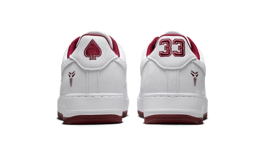 【2026年 3/23 発売】Kobe Bryant Forever × NIKE AIR FORCE 1 LOW QS “White/Team Red” (コービー・ブライアント ナイキ エア フォース 1 ロー レトロ “ホワイト/チームレッド”) [IB0018-101/IB0018-600]