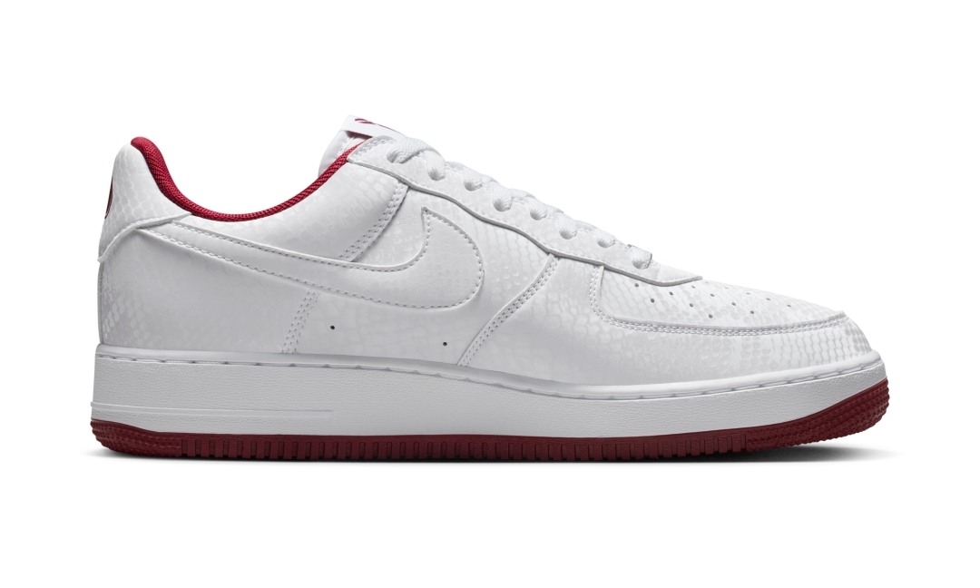 【2026年 3/23 発売】Kobe Bryant Forever × NIKE AIR FORCE 1 LOW QS “White/Team Red” (コービー・ブライアント ナイキ エア フォース 1 ロー レトロ “ホワイト/チームレッド”) [IB0018-101/IB0018-600]