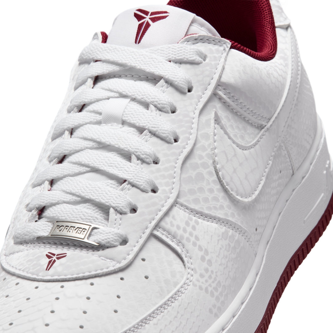 【2026年 3/23 発売】Kobe Bryant Forever × NIKE AIR FORCE 1 LOW QS “White/Team Red” (コービー・ブライアント ナイキ エア フォース 1 ロー レトロ “ホワイト/チームレッド”) [IB0018-101/IB0018-600]