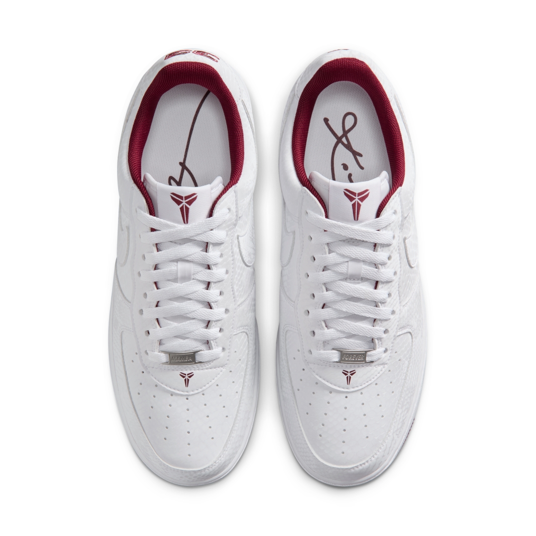 【2026年 3/23 発売】Kobe Bryant Forever × NIKE AIR FORCE 1 LOW QS “White/Team Red” (コービー・ブライアント ナイキ エア フォース 1 ロー レトロ “ホワイト/チームレッド”) [IB0018-101/IB0018-600]