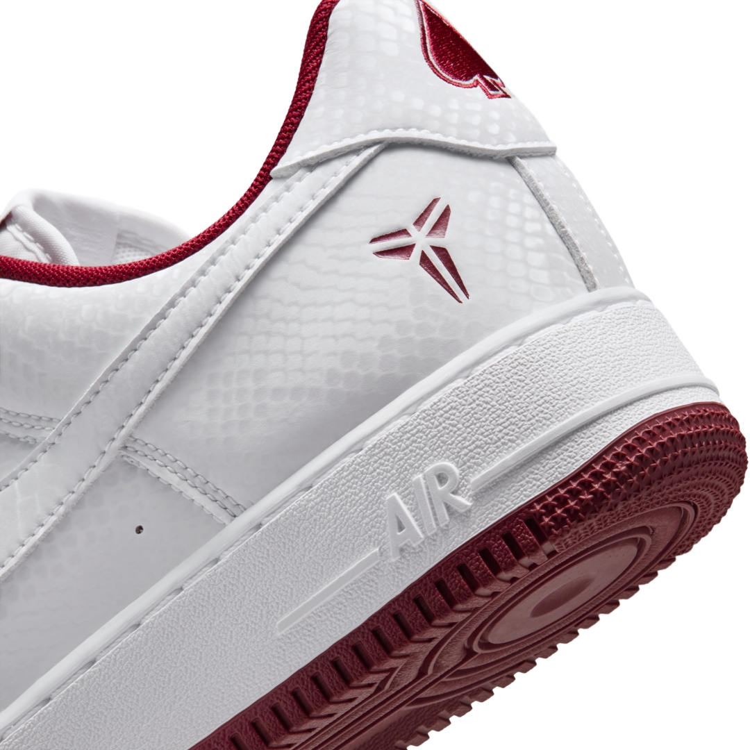 【2026年 3/23 発売】Kobe Bryant Forever × NIKE AIR FORCE 1 LOW QS “White/Team Red” (コービー・ブライアント ナイキ エア フォース 1 ロー レトロ “ホワイト/チームレッド”) [IB0018-101/IB0018-600]