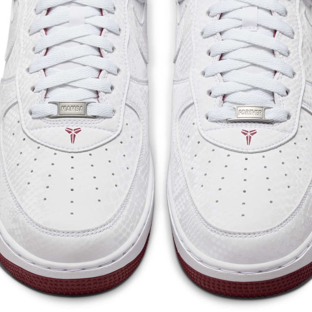 【2026年 3/23 発売】Kobe Bryant Forever × NIKE AIR FORCE 1 LOW QS “White/Team Red” (コービー・ブライアント ナイキ エア フォース 1 ロー レトロ “ホワイト/チームレッド”) [IB0018-101/IB0018-600]