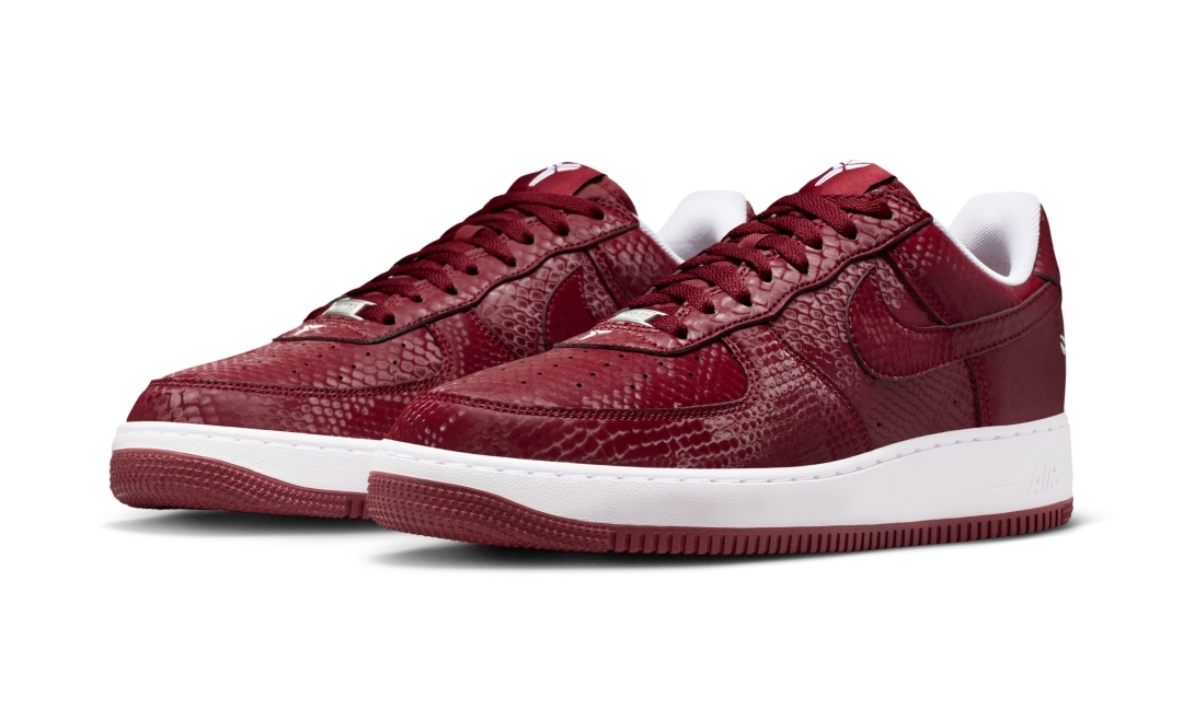 【2026年 3/23 発売】Kobe Bryant Forever × NIKE AIR FORCE 1 LOW QS “White/Team Red” (コービー・ブライアント ナイキ エア フォース 1 ロー レトロ “ホワイト/チームレッド”) [IB0018-101/IB0018-600]