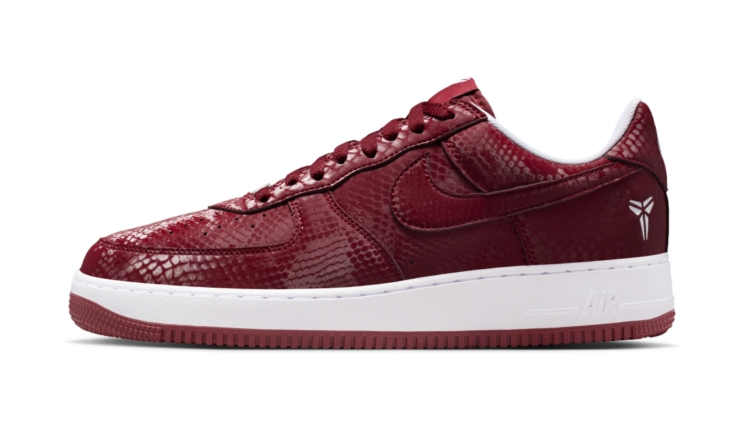 【2026年 3/23 発売】Kobe Bryant Forever × NIKE AIR FORCE 1 LOW QS “White/Team Red” (コービー・ブライアント ナイキ エア フォース 1 ロー レトロ “ホワイト/チームレッド”) [IB0018-101/IB0018-600]