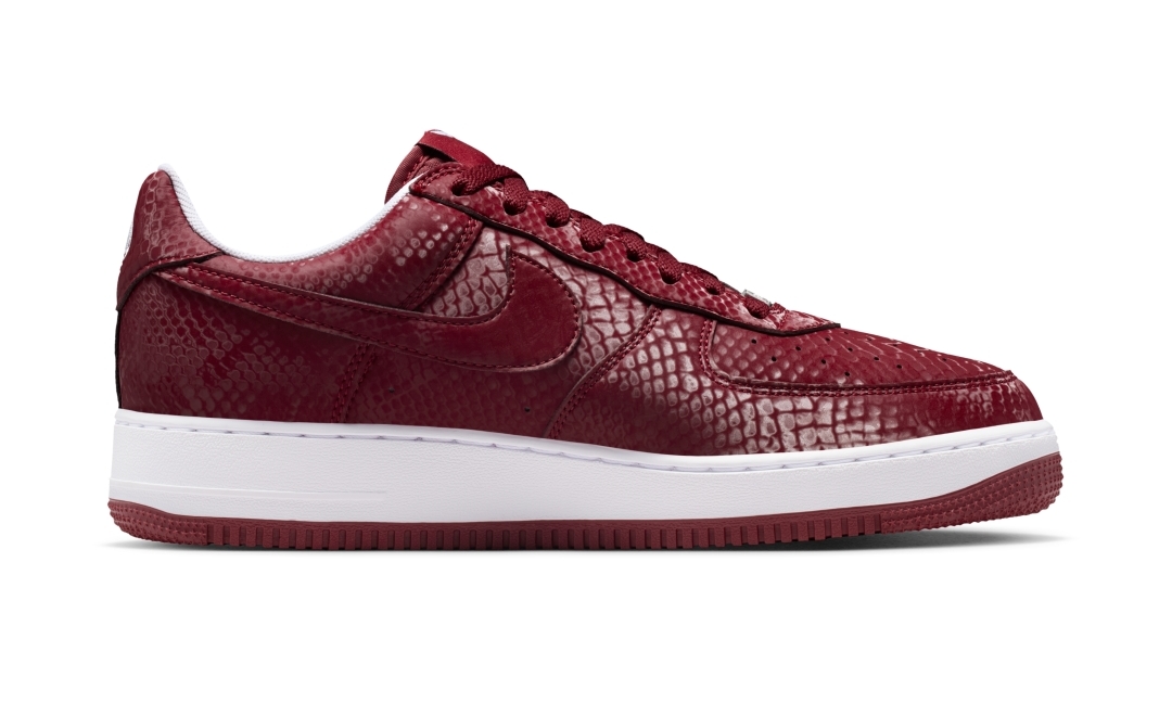 【2026年 3/23 発売】Kobe Bryant Forever × NIKE AIR FORCE 1 LOW QS “White/Team Red” (コービー・ブライアント ナイキ エア フォース 1 ロー レトロ “ホワイト/チームレッド”) [IB0018-101/IB0018-600]