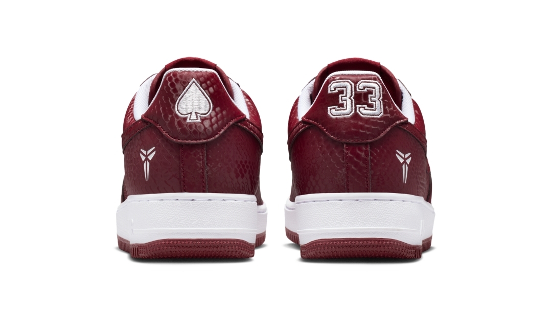 【2026年 3/23 発売】Kobe Bryant Forever × NIKE AIR FORCE 1 LOW QS “White/Team Red” (コービー・ブライアント ナイキ エア フォース 1 ロー レトロ “ホワイト/チームレッド”) [IB0018-101/IB0018-600]