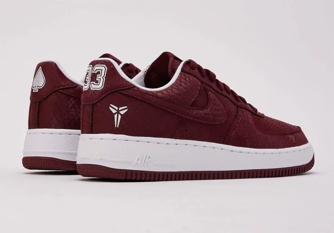 【2026年 3/23 発売】Kobe Bryant Forever × NIKE AIR FORCE 1 LOW QS “White/Team Red” (コービー・ブライアント ナイキ エア フォース 1 ロー レトロ “ホワイト/チームレッド”) [IB0018-101/IB0018-600]