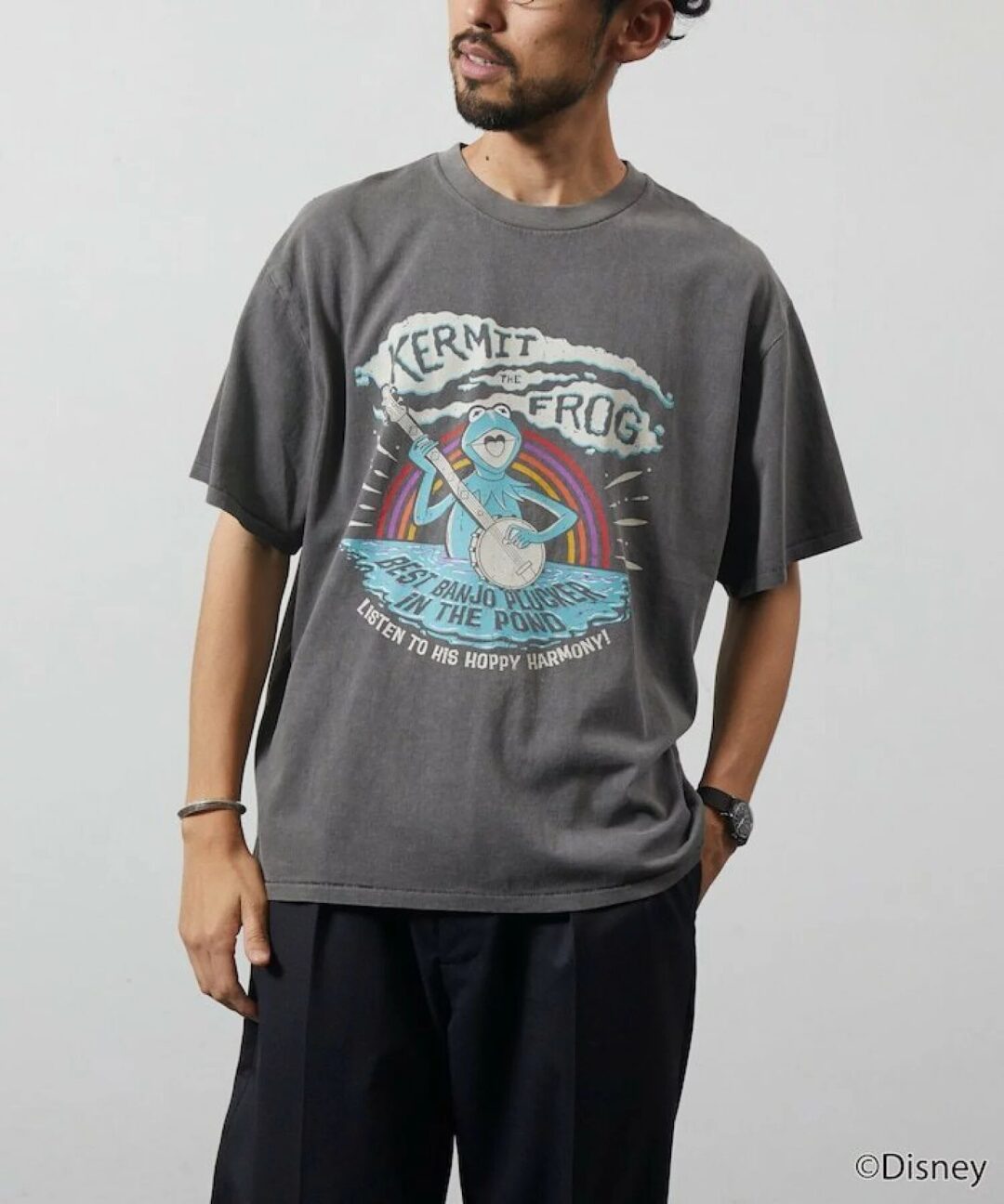 世界的人気キャラクター『カーミット・ザ・フロッグ』のカラフルなプリントが目を引くTシャツが2025年 8月下旬 発売 (The Muppets KERMIT THE FROG)