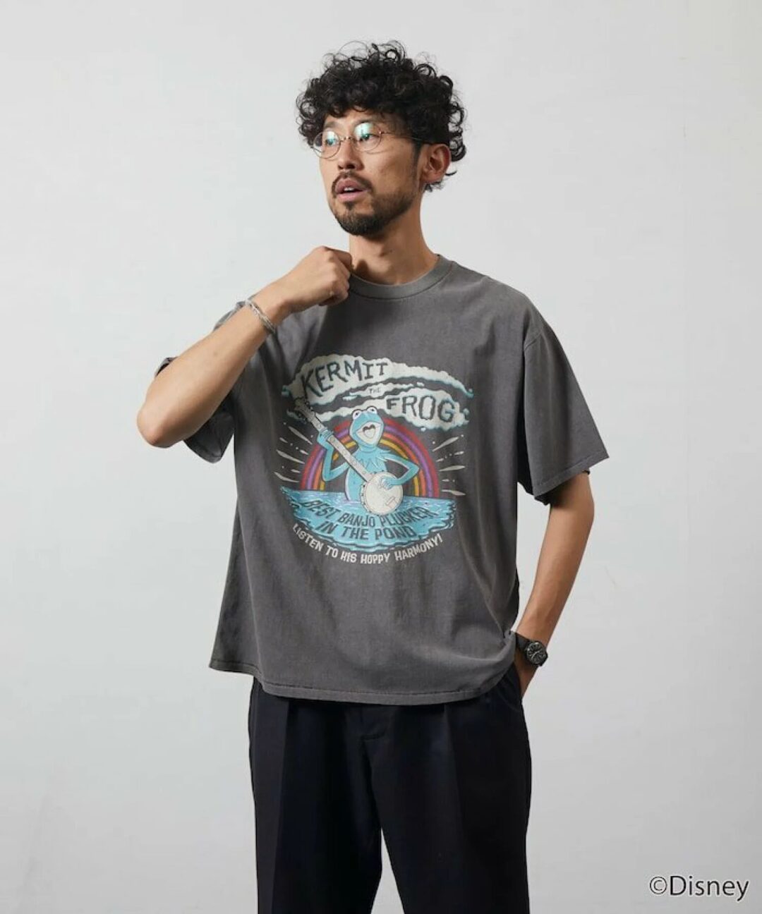 世界的人気キャラクター『カーミット・ザ・フロッグ』のカラフルなプリントが目を引くTシャツが2025年 8月下旬 発売 (The Muppets KERMIT THE FROG)