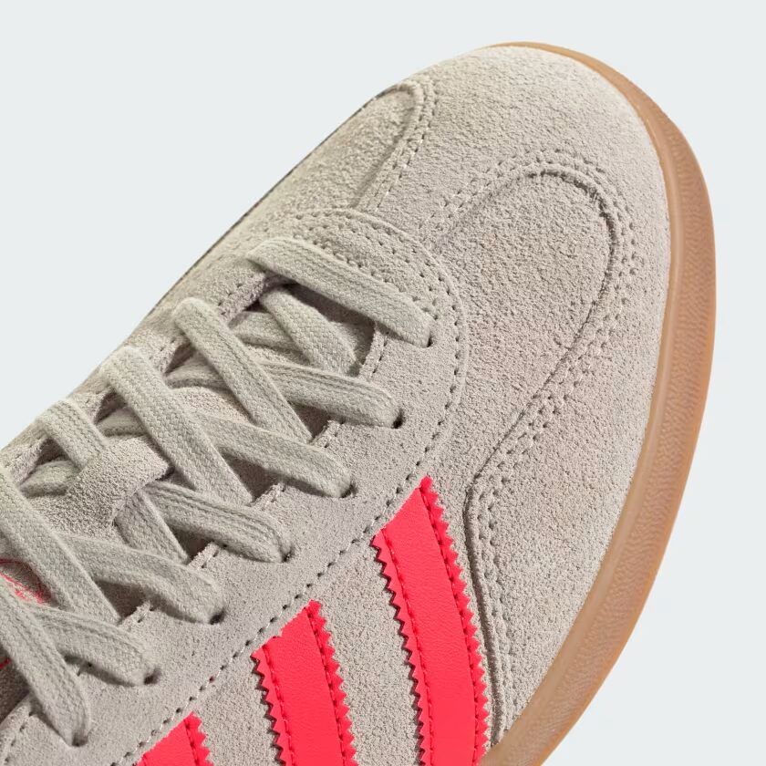 URBAN RESEARCH DOORS EXCLUSIVE「adidas Originals GAZELLE INDOOR “Beige/Lucid Red”」が2025年 7/25 発売 (プーマ アーバンリサーチ ドアーズ アディダス オリジナルス ガゼル) [JR3840]