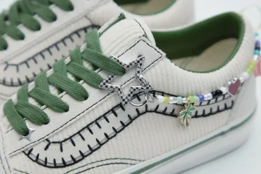 【2025年 7/18 発売】「開心那」シグネチャーモデル VANS PREMIUM OLD SKOOL CHARMS (バンズ プレミアム オールドスクール チャームス) [ VN000EGYCRM]