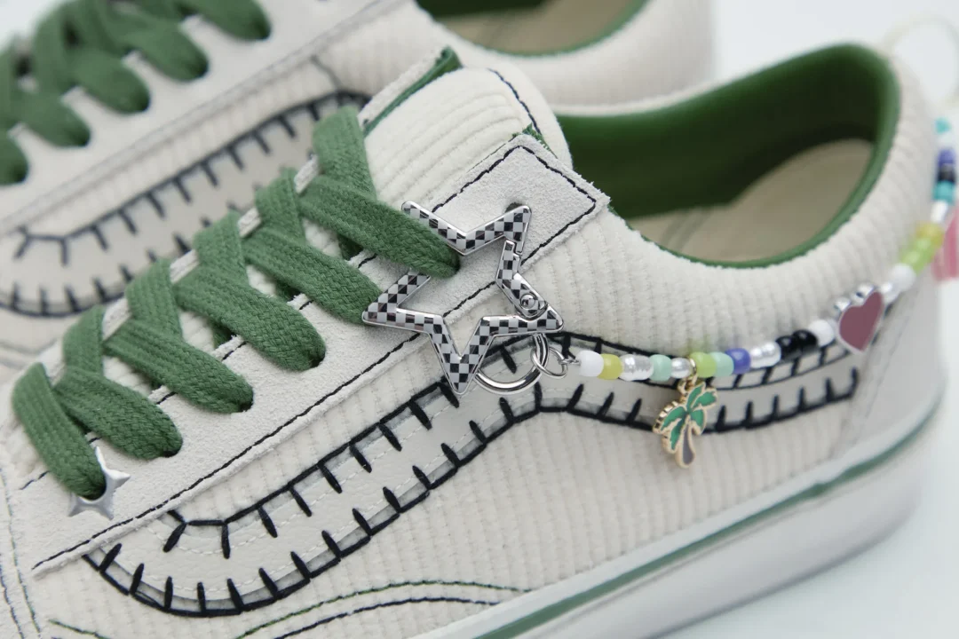 【2025年 7/18 発売】「開心那」シグネチャーモデル VANS PREMIUM OLD SKOOL CHARMS (バンズ プレミアム オールドスクール チャームス) [ VN000EGYCRM]
