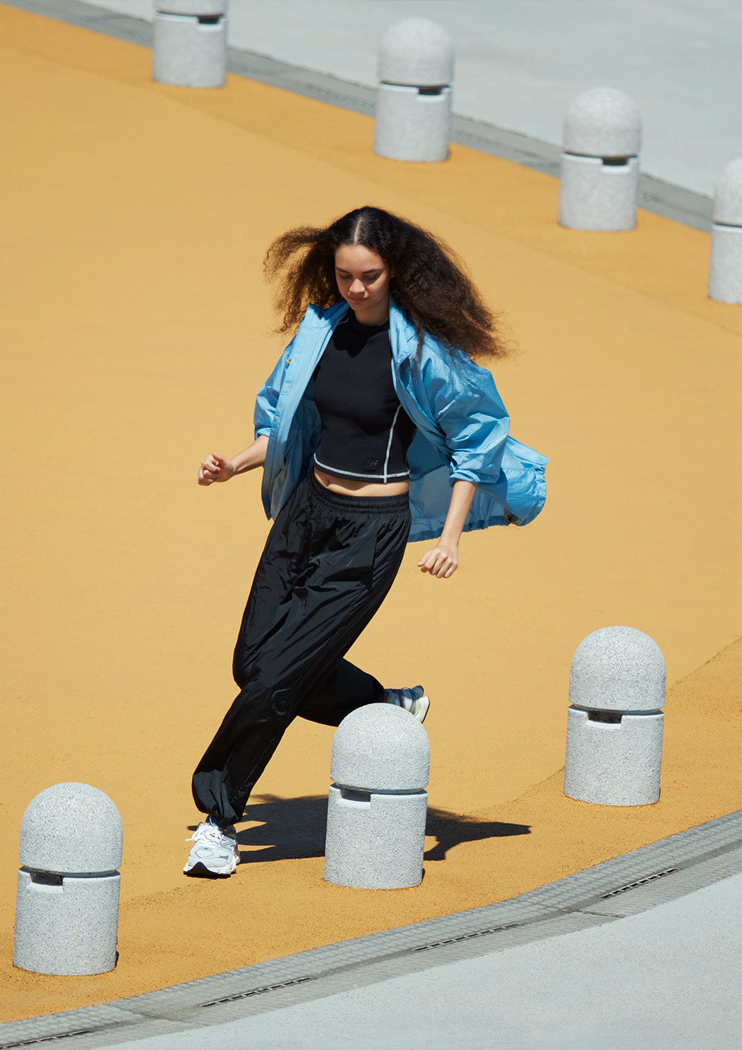 ニューバランスが提案する新しいアパレルコレクション「NB GREY」が2025年 7/11 発売 (New Balance)