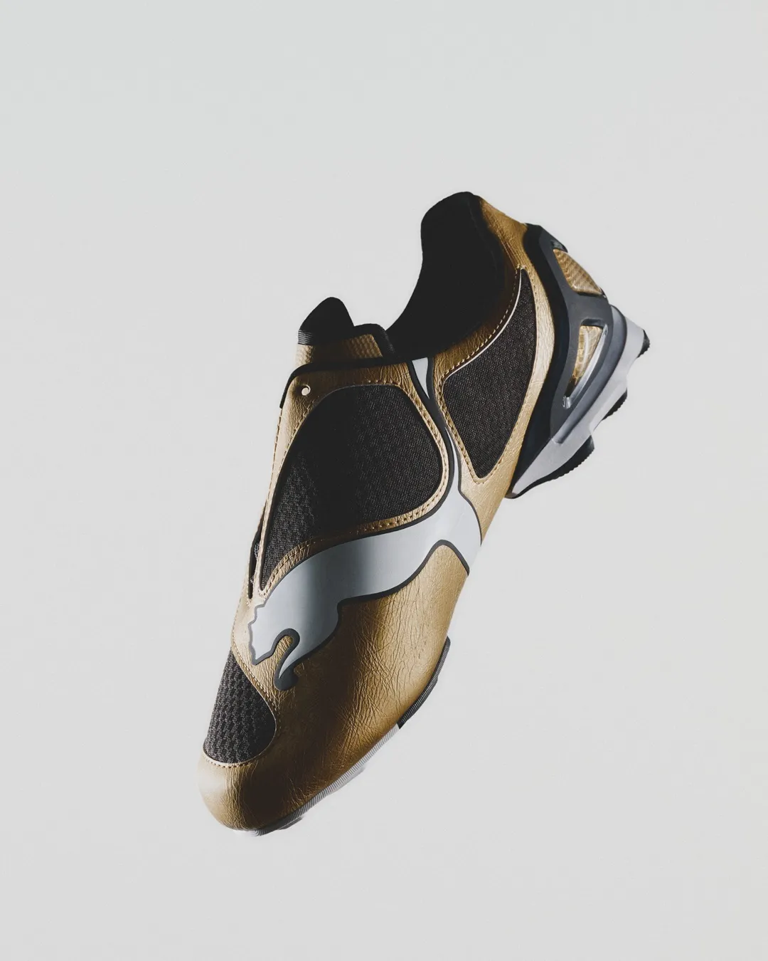 【2025年 7/12 発売】PUMA V-S1 METALLIC “White/Gold” (プーマ メタリック) [402953-02/402953-04]