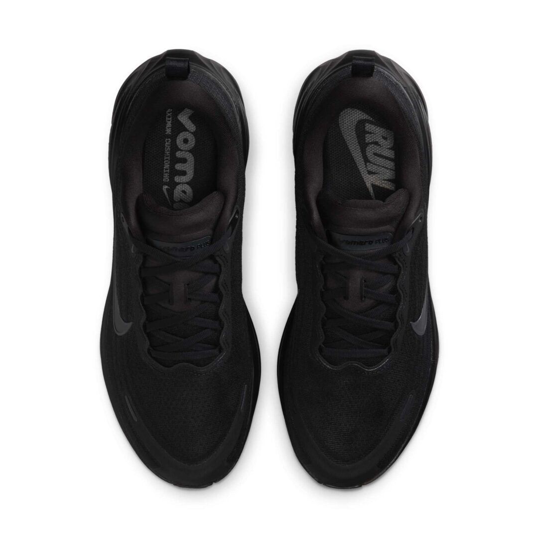 【2025年 8/7 発売予定】NIKE VOMERO PLUS “Black/Metallic Dark Grey” (ナイキ ボメロ プラス “ブラック/メタリックダークグレー”) [HV8150-003]