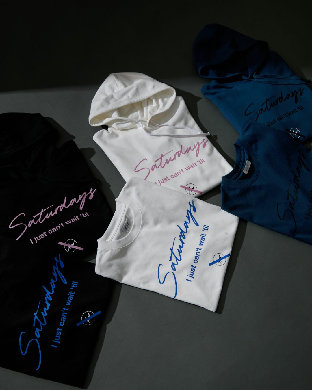 FRAGMENT x Saturdays NYC コラボ “Hoodie & SS T-Shirt”が2025年 8/7 発売 (フラグメント サタデーズ サーフ ニューヨーク 藤原ヒロシ)