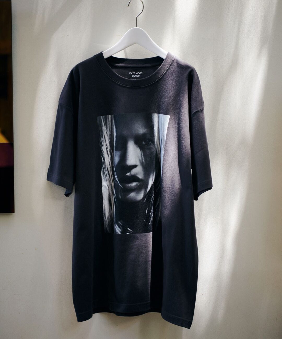 【2025年 8/1 発売】「Kate moss/ケイト・モス」をプリントしたBIOTOP “KateMoss by David Sims” TEE vol.2 2025年 春夏モデル (ビオトープ)