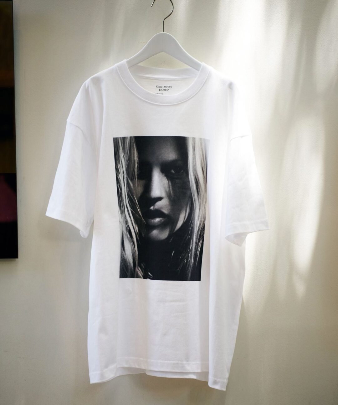 【2025年 8/1 発売】「Kate moss/ケイト・モス」をプリントしたBIOTOP “KateMoss by David Sims” TEE vol.2 2025年 春夏モデル (ビオトープ)