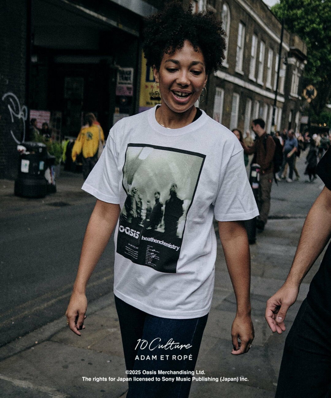 oasis 10Culture / ADAM ET ROPE’ 2025 SS 新作「Tour Poster Design Tee」が 8/4 発売 (オアシス アダム エ ロペ)