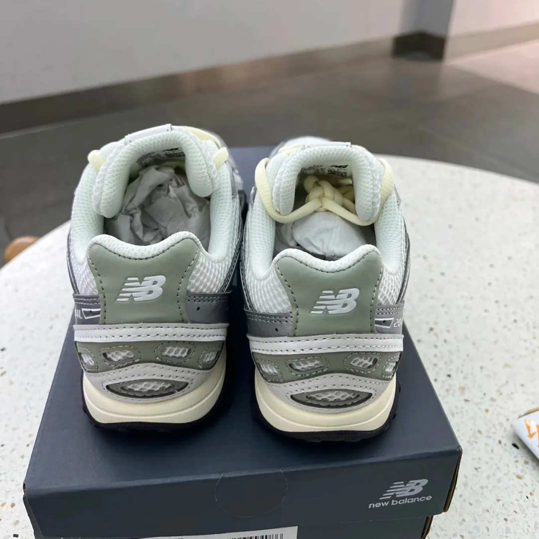 【2025年 発売予定】New Balance U204L SWB “Silver Metallic/Green” (ニューバランス) [U204LSWB]