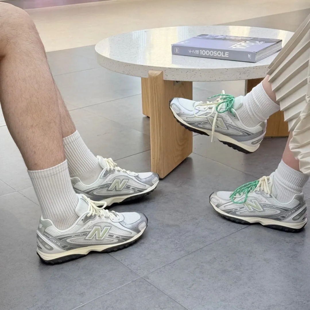【2025年 発売予定】New Balance U204L SWB “Silver Metallic/Green” (ニューバランス) [U204LSWB]