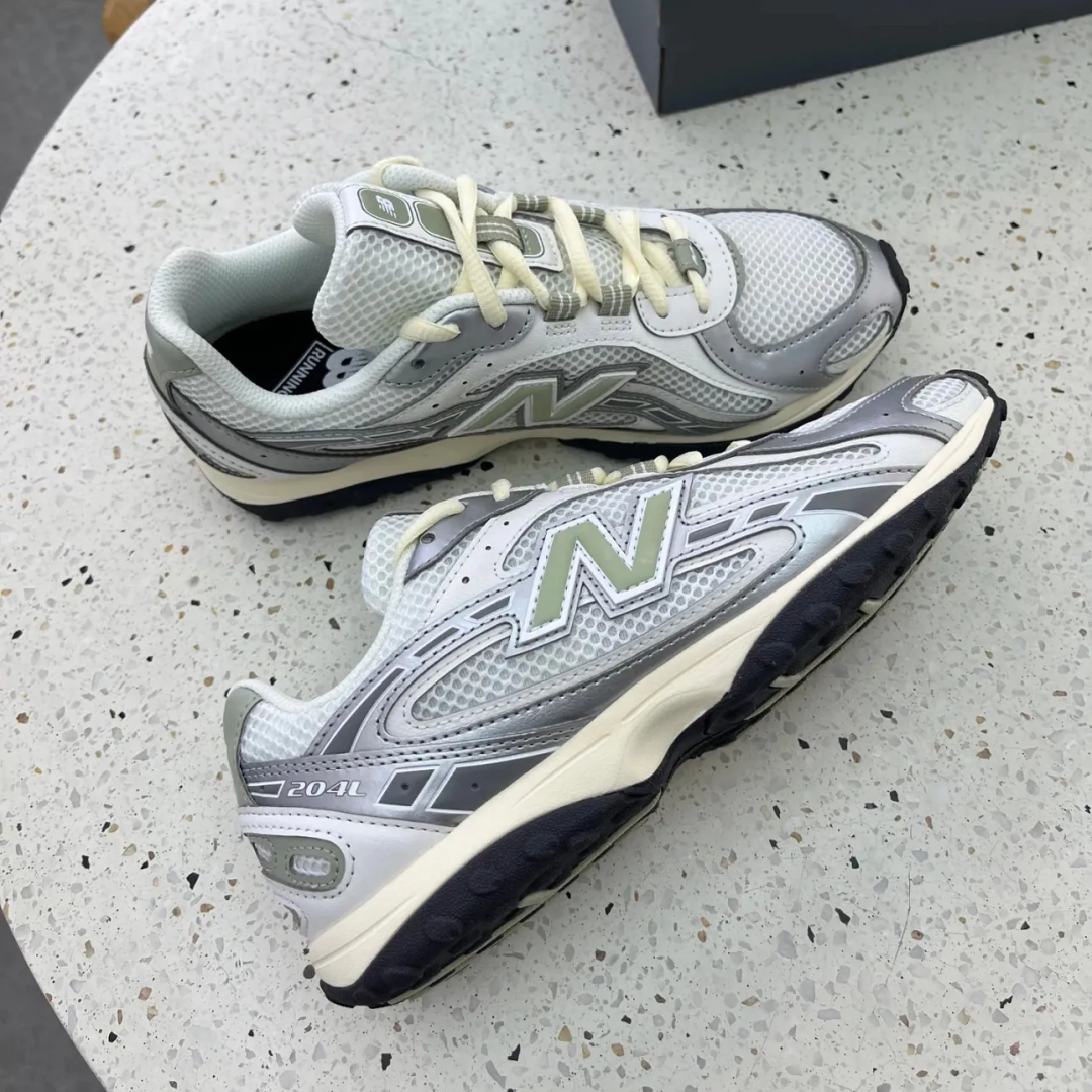 【2025年 発売予定】New Balance U204L SWB “Silver Metallic/Green” (ニューバランス) [U204LSWB]