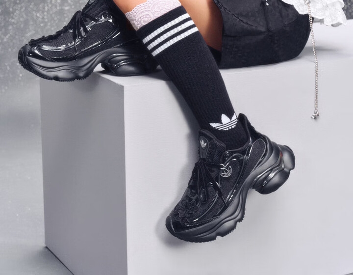 【2025年 8/22 発売】adidas Originals OZVENUZ “Core Black/Silver Metallic” (アディダス オリジナルス オズヴェヌズ “ブラック/シルバー”) [JQ2116]