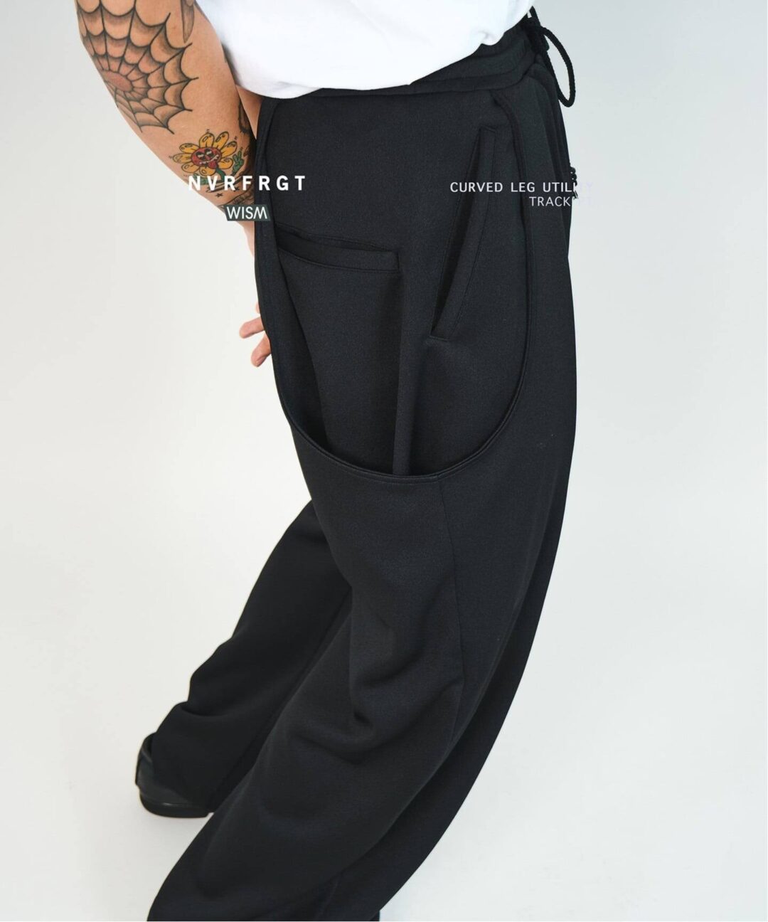 NVRFRGT × WISM 2025 FW 別注 “CURVED LEG UTILITY TRACK PT”が発売 (ネヴァーフォーゲット ウィズム)