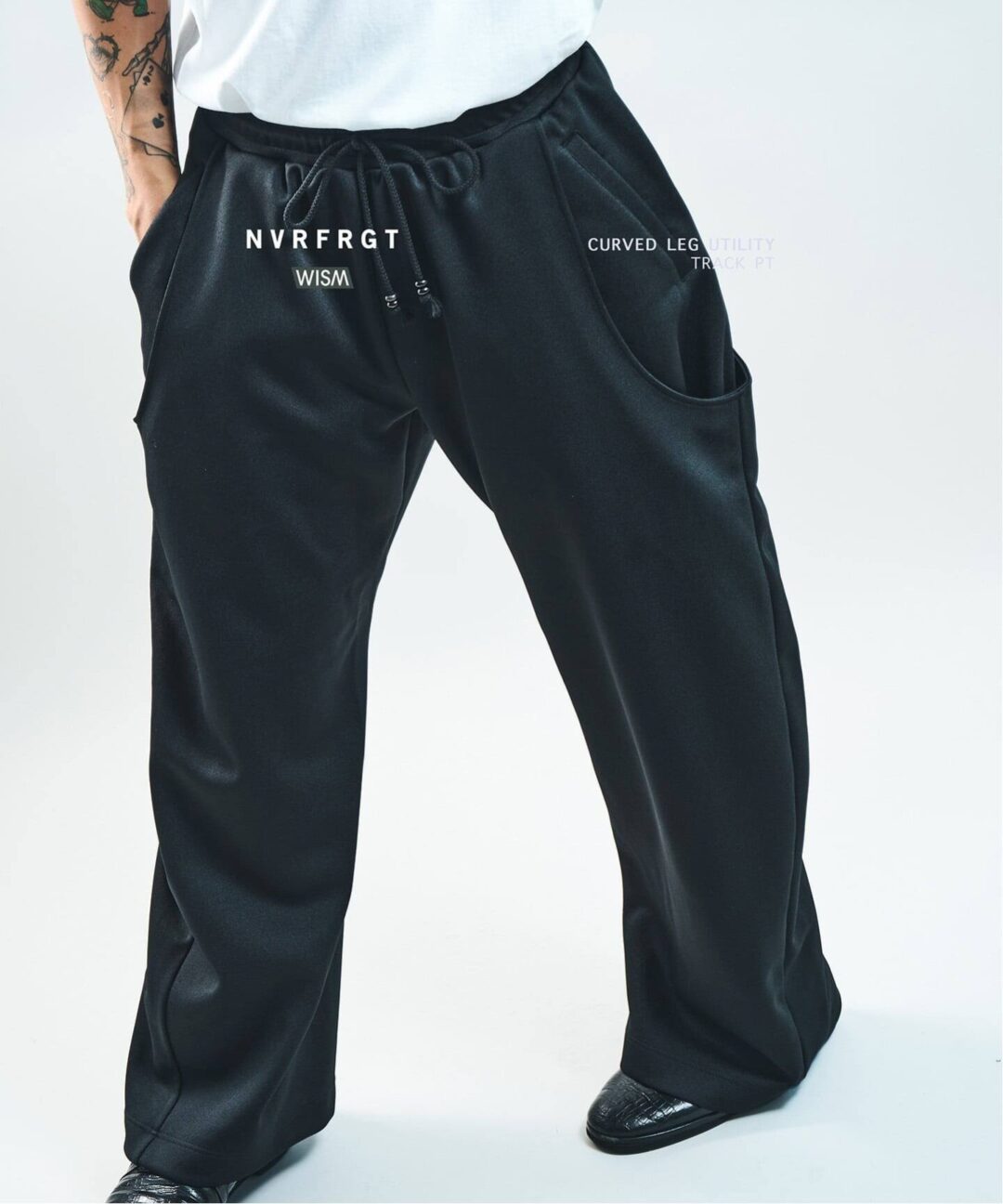 NVRFRGT × WISM 2025 FW 別注 “CURVED LEG UTILITY TRACK PT”が発売 (ネヴァーフォーゲット ウィズム)
