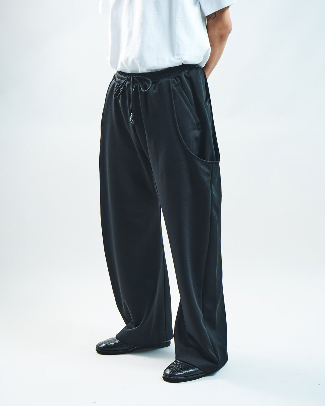 NVRFRGT × WISM 2025 FW 別注 “CURVED LEG UTILITY TRACK PT”が発売 (ネヴァーフォーゲット ウィズム)