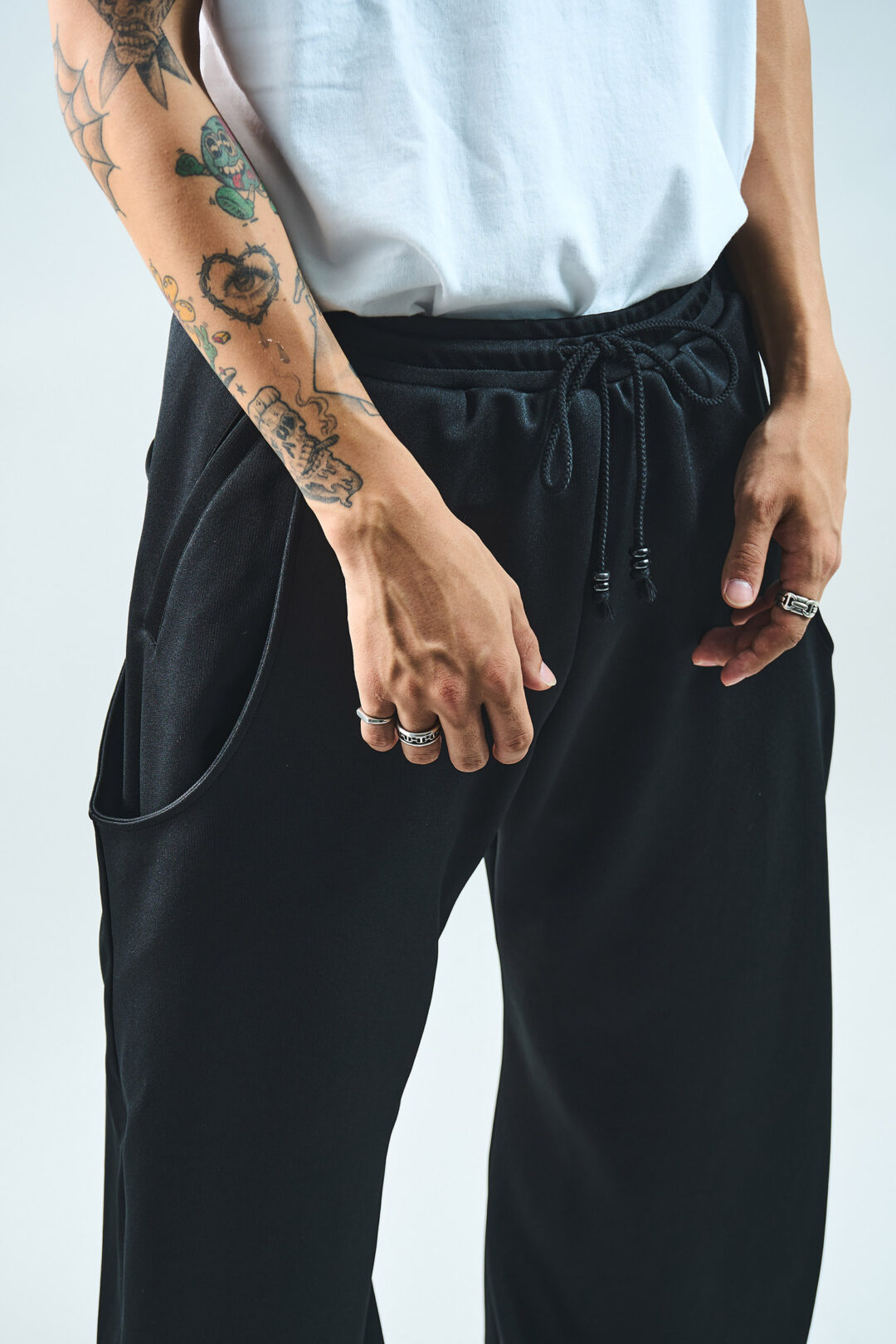 NVRFRGT × WISM 2025 FW 別注 “CURVED LEG UTILITY TRACK PT”が発売 (ネヴァーフォーゲット ウィズム)