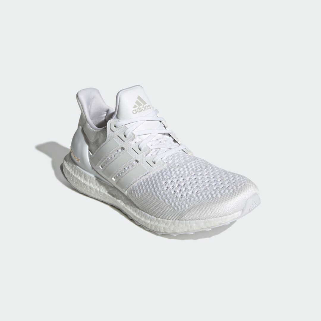 カニエ・ウェスト着用で火が付いたadidas ULTRA BOOST 1.0 “Triple White”が復刻 (Kanye West アディダス ウルトラ ブースト “トリプルホワイト”) [JR6882]