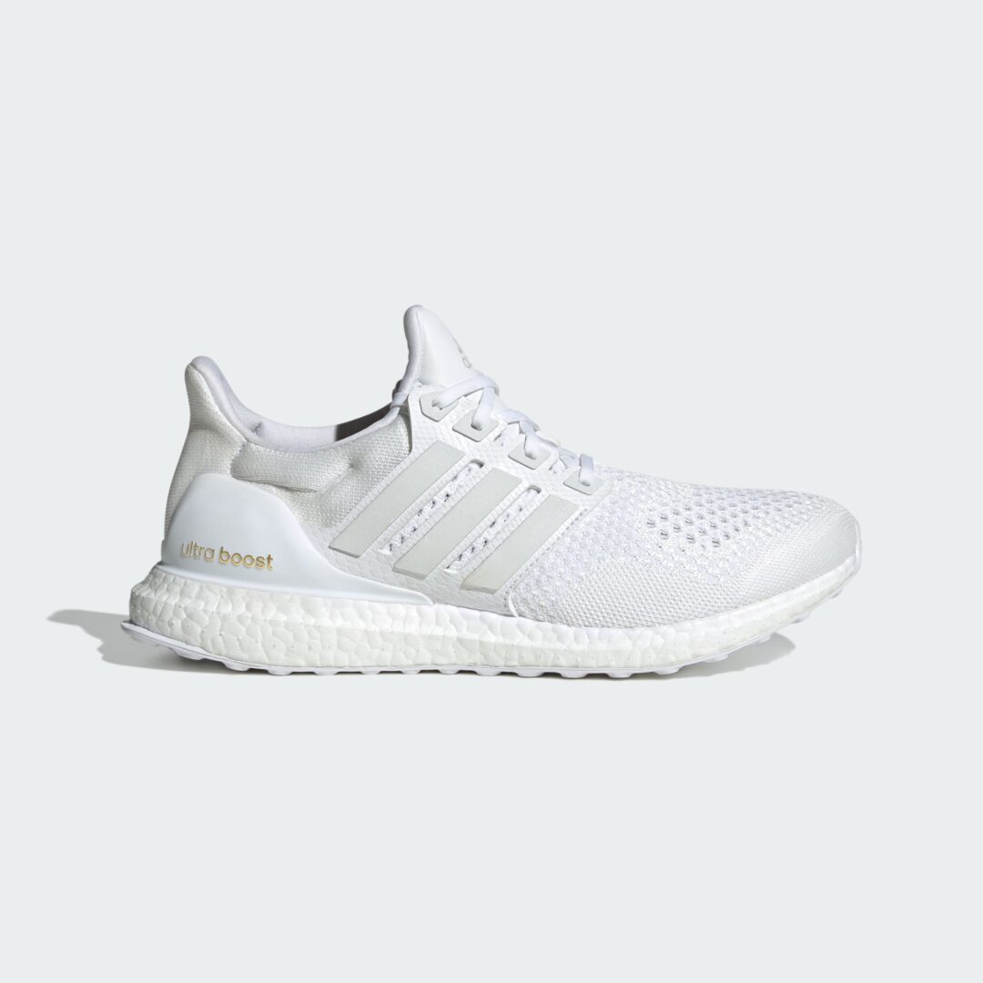 カニエ・ウェスト着用で火が付いたadidas ULTRA BOOST 1.0 “Triple White”が復刻 (Kanye West アディダス ウルトラ ブースト “トリプルホワイト”) [JR6882]