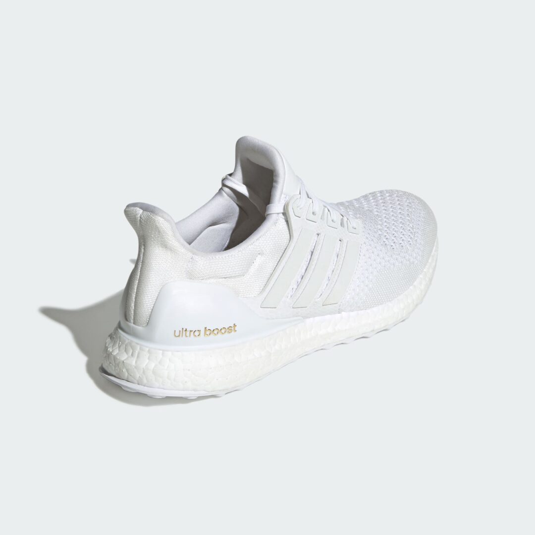 カニエ・ウェスト着用で火が付いたadidas ULTRA BOOST 1.0 “Triple White”が復刻 (Kanye West アディダス ウルトラ ブースト “トリプルホワイト”) [JR6882]