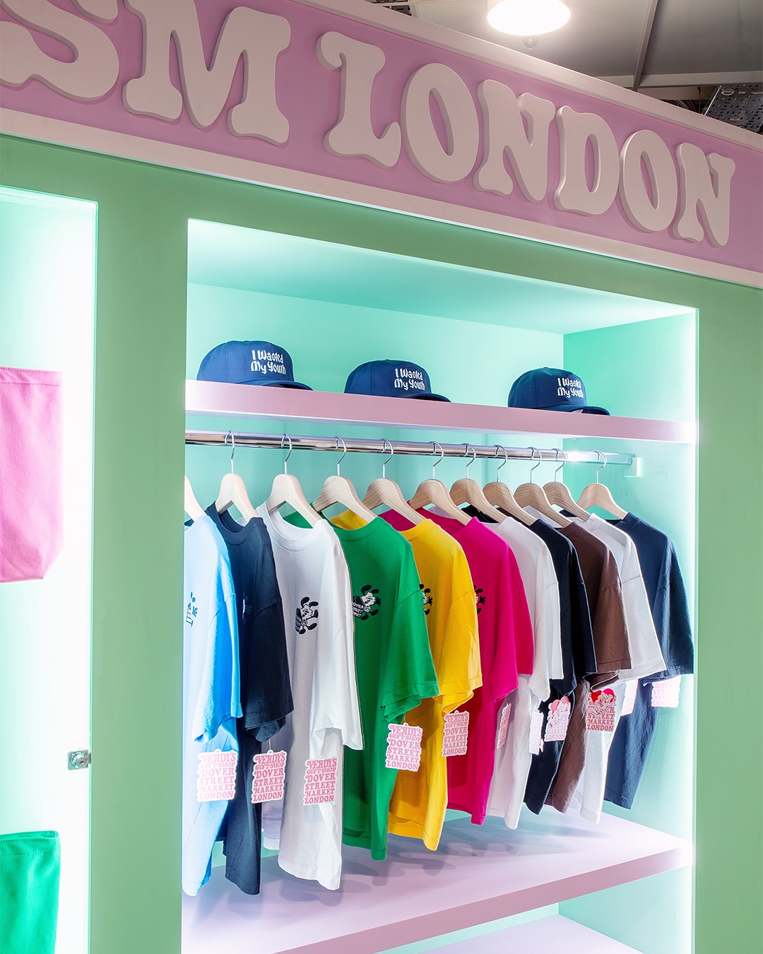 DOVER STREET MARKETにてVERDY’S GIFT SHOPが2025年 8/8 & 8/11 登場 (ドーバーストリートマーケット ヴェルディ ギフトショップ ガールズ ドント クライ ウェイステッド ユース)