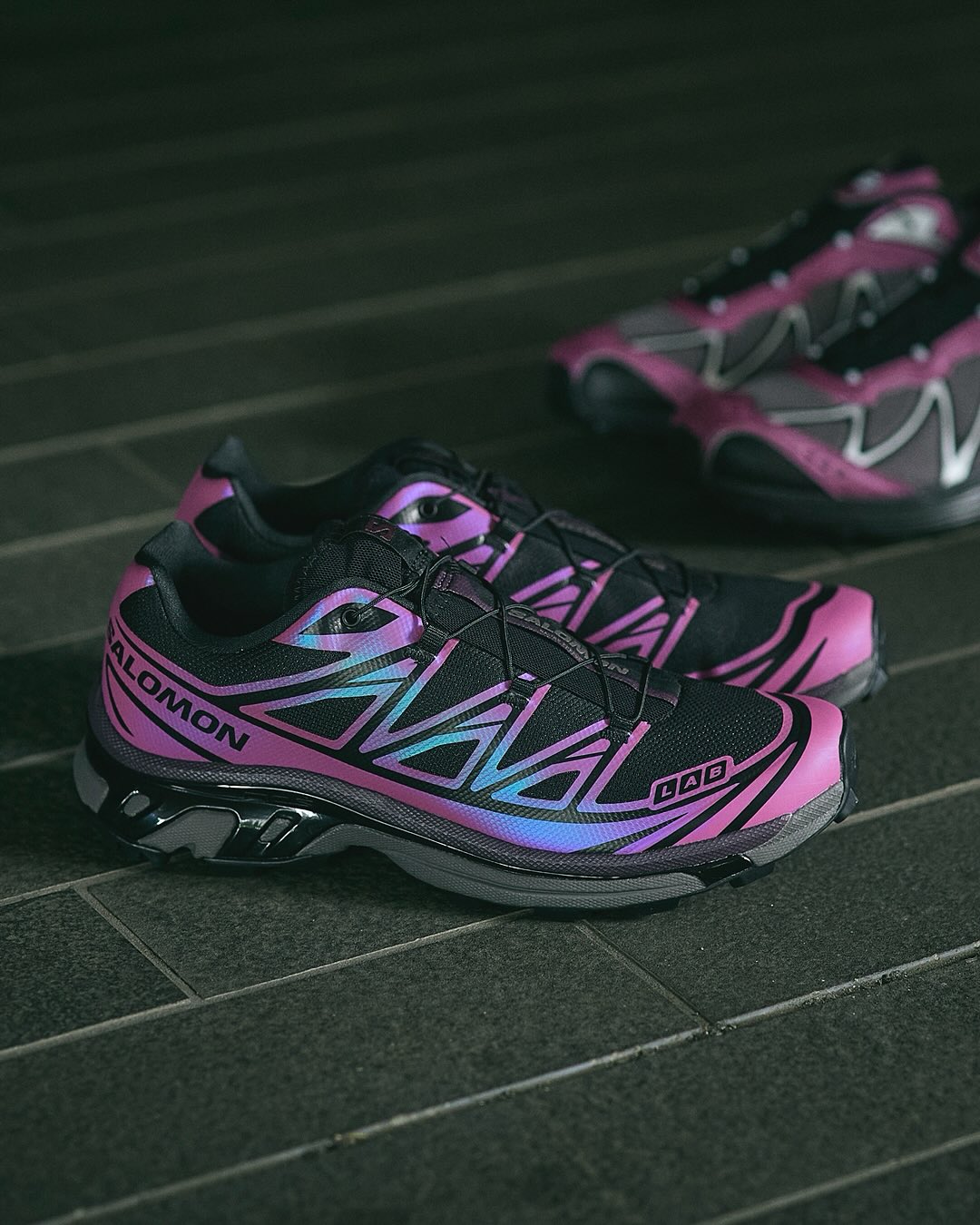 【2025年 8/22 発売】Salomon XT-6 & XT-WHISPER IRIDESCENT “Black/Hollyhock” (サロモン イリディセント “ブラック/ホリーホック”) [L47795600/L47795500]