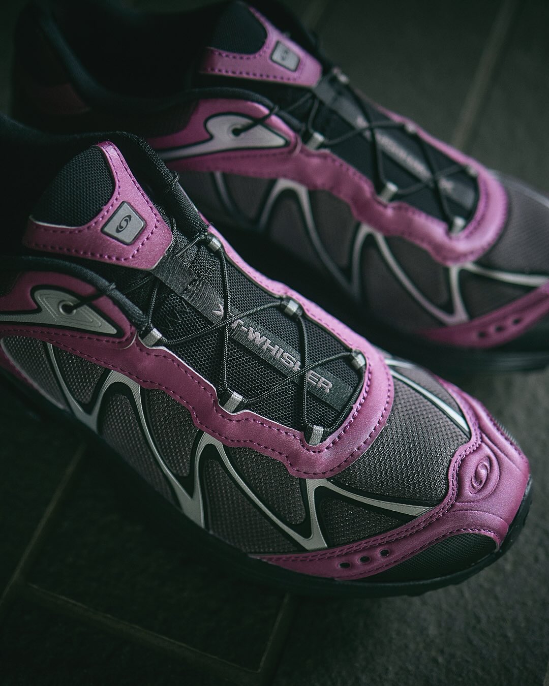 【2025年 8/22 発売】Salomon XT-6 & XT-WHISPER IRIDESCENT “Black/Hollyhock” (サロモン イリディセント “ブラック/ホリーホック”) [L47795600/L47795500]