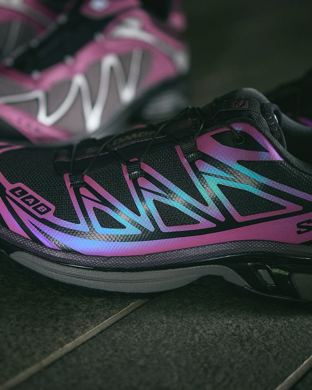 【2025年 8/22 発売】Salomon XT-6 & XT-WHISPER IRIDESCENT “Black/Hollyhock” (サロモン イリディセント “ブラック/ホリーホック”) [L47795600/L47795500]