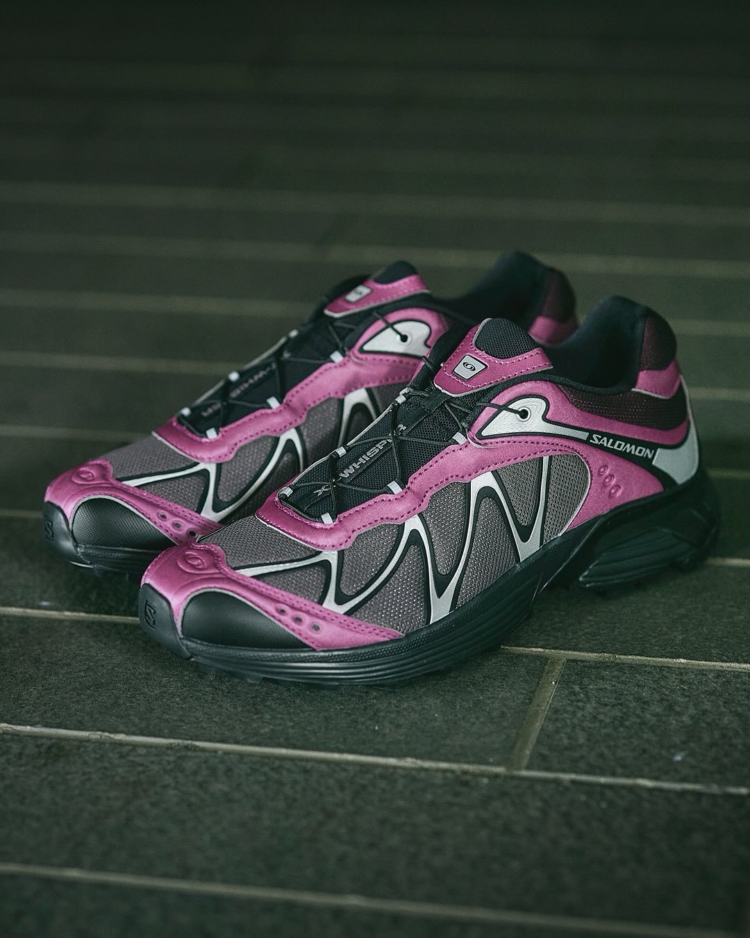【2025年 8/22 発売】Salomon XT-6 & XT-WHISPER IRIDESCENT “Black/Hollyhock” (サロモン イリディセント “ブラック/ホリーホック”) [L47795600/L47795500]
