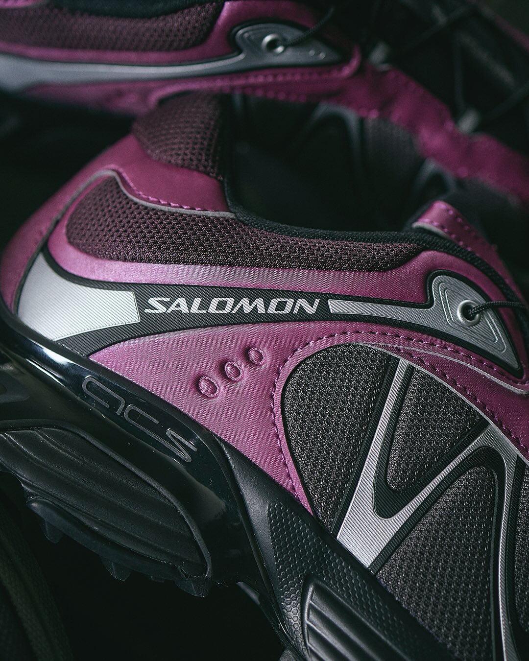 【2025年 8/22 発売】Salomon XT-6 & XT-WHISPER IRIDESCENT “Black/Hollyhock” (サロモン イリディセント “ブラック/ホリーホック”) [L47795600/L47795500]