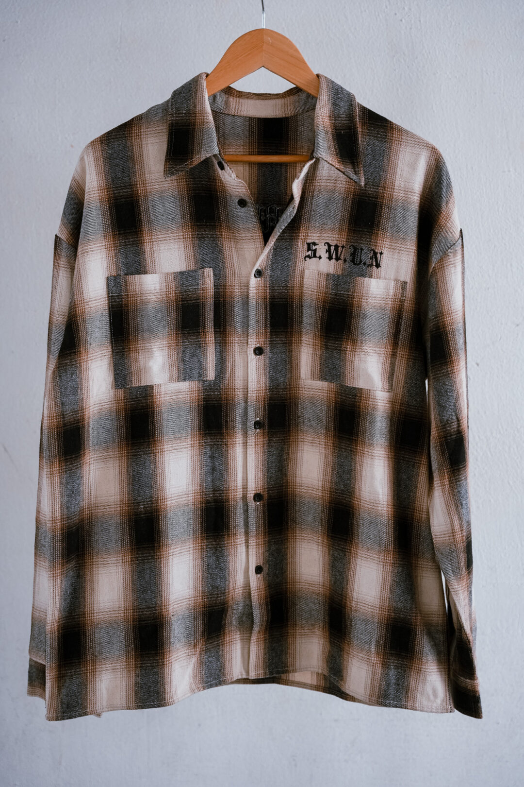 【抽選販売】S.W.U.N “Embroidered Flannel Shirts” 2カラー (エスダブルユーエヌ “エンブロイダリー フランネル シャツ”)