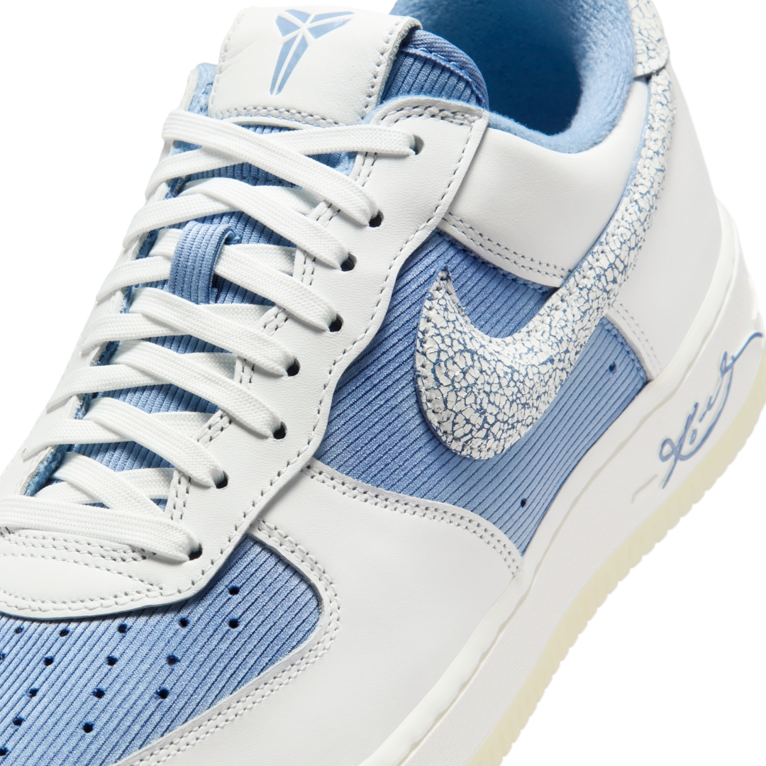 【2026年 春 発売予定】Kobe Bryant × NIKE AIR FORCE 1 LOW PROTRO QS “Work Blue” (コービー・ブライアント ナイキ エア フォース 1 ロー プロトロ “ワークブルー”) [IM0583-400]