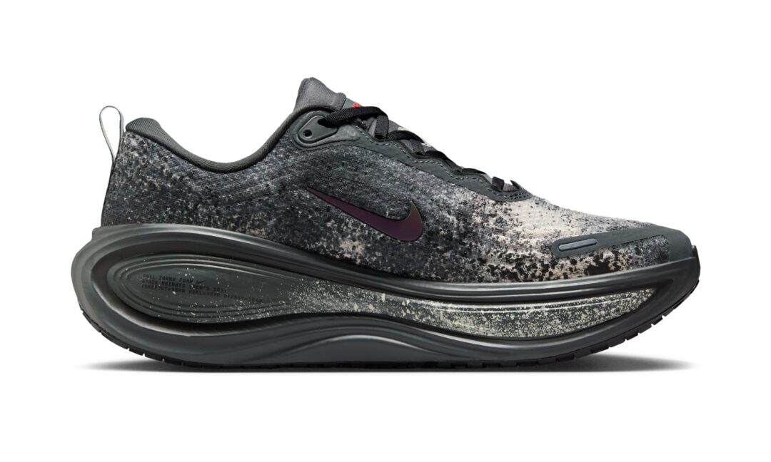 【2025年 10/1 発売】NIKE VOMERO PLUS “Anthracite/Oatmeal” (ナイキ ボメロ プラス “アンスラサイト/オートミール”) [IM6776-060]